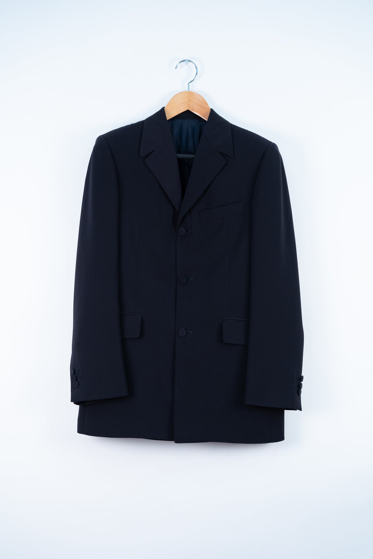Blazer azul oscuro con botones forrados