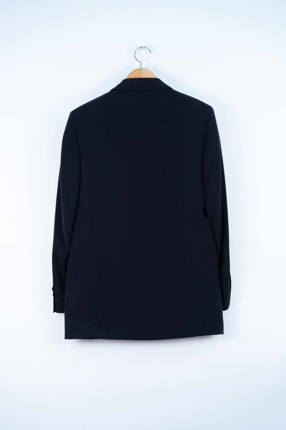 Blazer azul oscuro con botones forrados