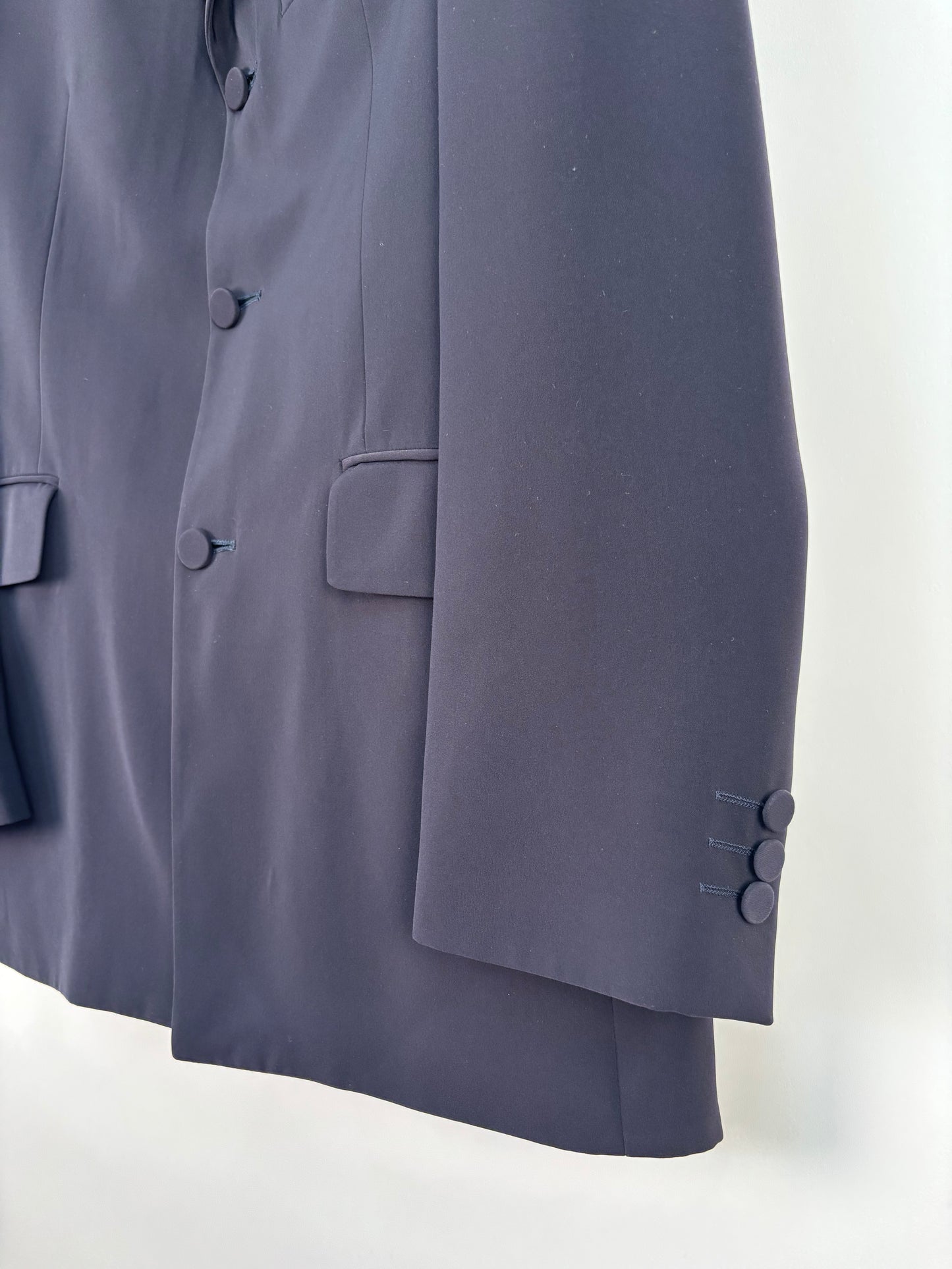 Blazer azul oscuro con botones forrados